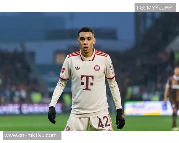 穆西亚拉即将回归拜仁合练今日进行单独训练状态良好